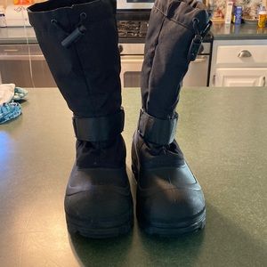 Tundra snow boots